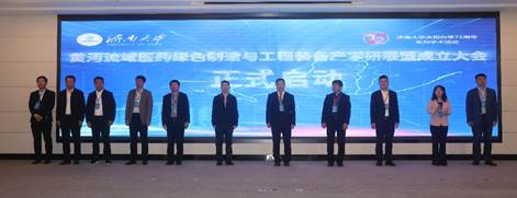 一群人站在屏幕前描述已自动生成